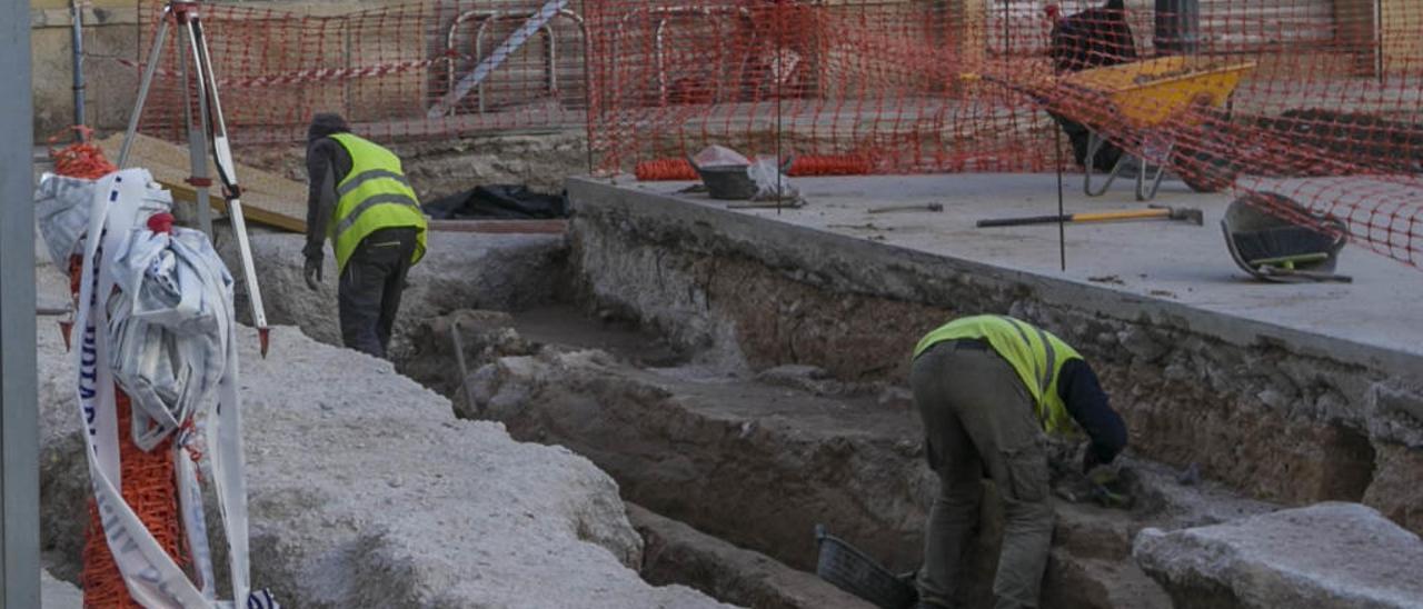 Uno de los puntos de la plaza de las Flores que tendrá que ser excavado frente al Mercado.