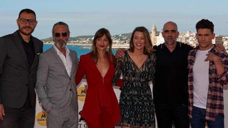 De la Torre (izq.), con los actores de la película, ayer en Sitges. // Efe