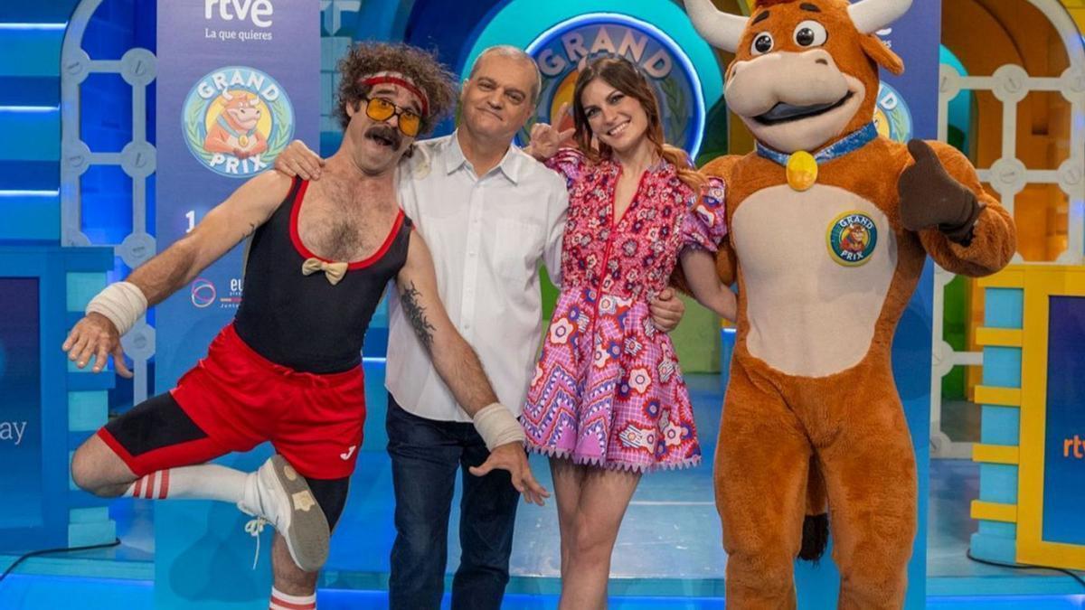 Ramón García, presentador del 'Grand Prix', junto a los co-presentadores.