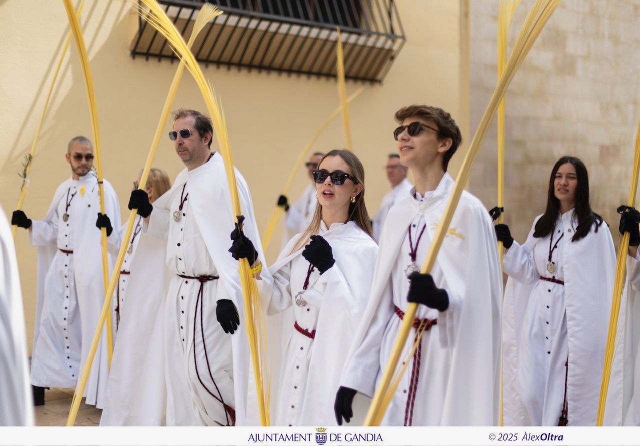 Espectacular y multitudinaria procesión del Domingo de Ramos en Gandia
