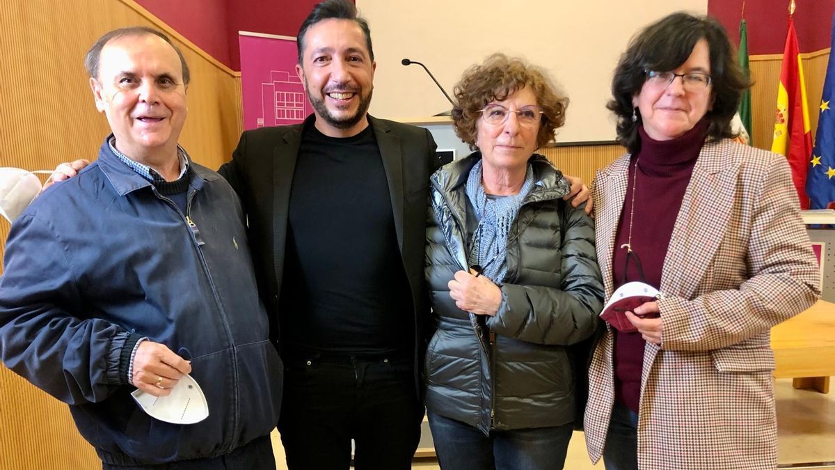 Desiderio Guerra, a la izquierda, junto a Miguel Ángel Muñoz, redactor jefe de El Periódico Extremadura, Pilar Merchán, expresidenta de la Diputación de Cáceres, y la escritora Pilar Galán en la Biblioteca Pública de Cáceres en noviembre de 2021 durante una conferencia de Muñoz sobre la Ribera del Marco.