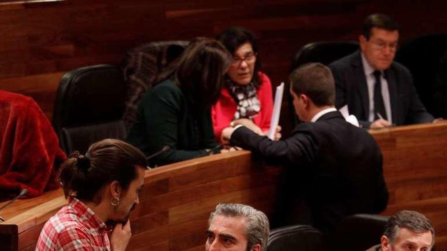 Andrés Fernández Vilanova dialoga con el diputado del PP Carlos Suárez, ayer, en la Junta.