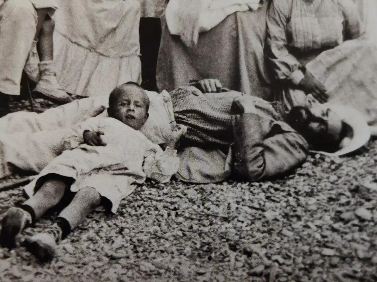 Ramón Pichot y la niña, en una fotografía de 1908.