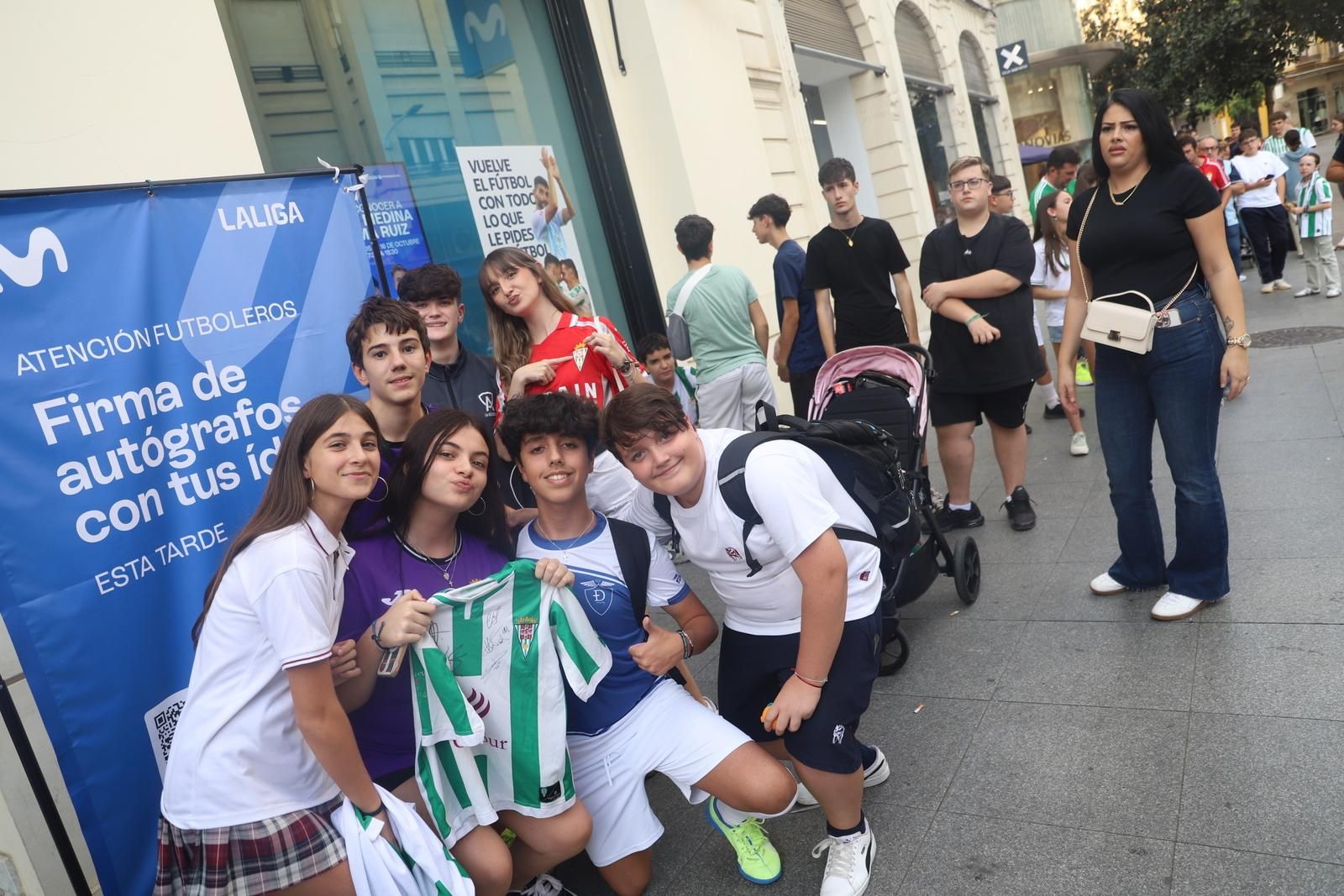 La firma de autógrafos de Isma Ruiz y Kevin Medina en la tienda de Movistar en imágenes