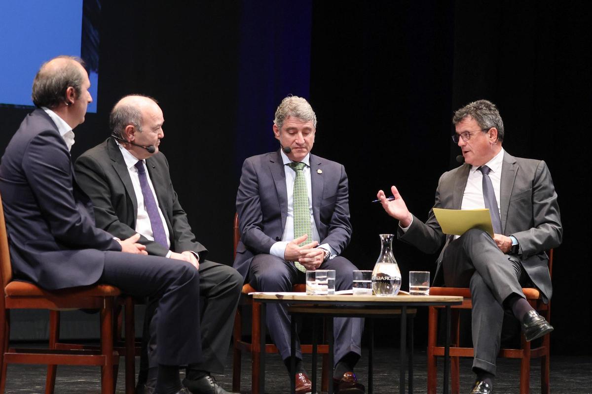 Un instante de la mesa redonda moderada por el director de INFORMACIÓN Toni Cabot.