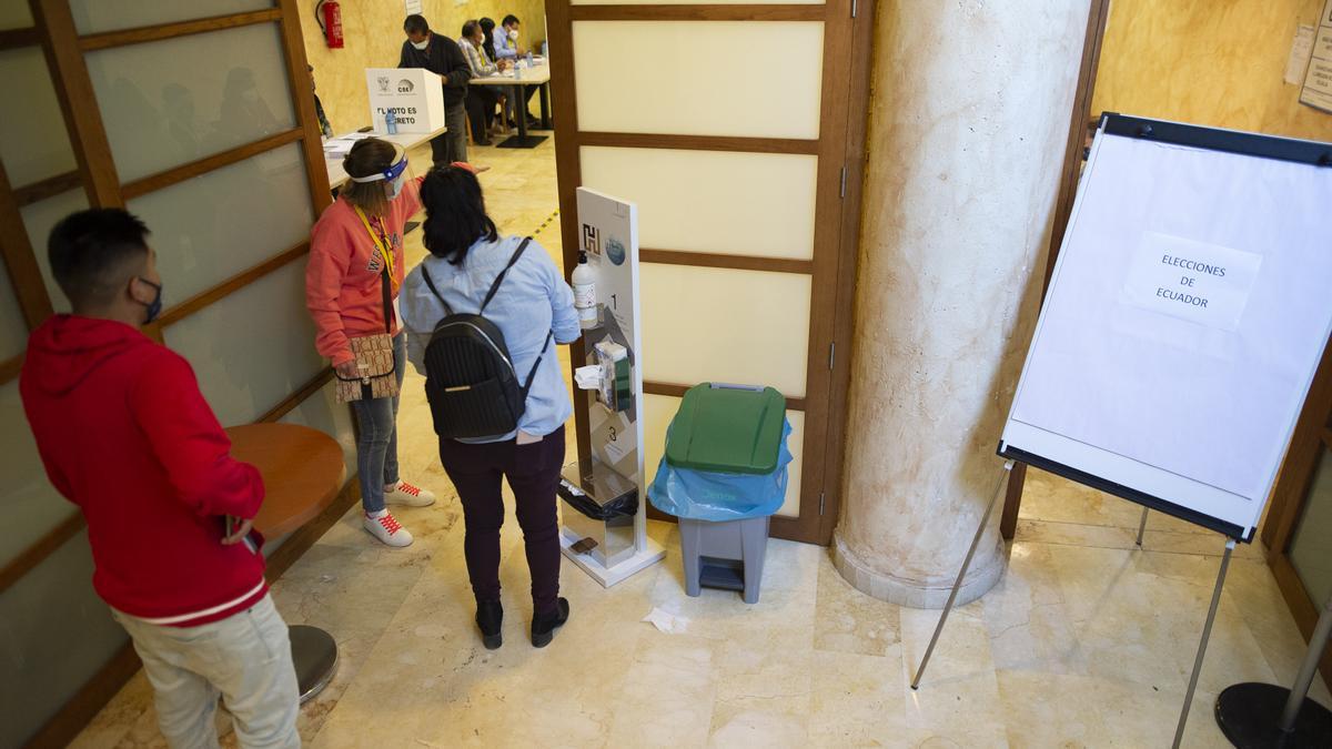 Los ecuatorianos residentes en la Región votan en la segunda vuelta de las elecciones de su país