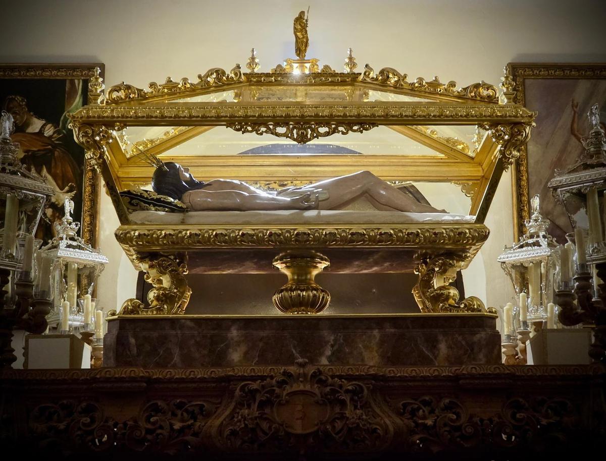 El Cristo Yacente de Benacazón, en su urna recién restaurada.