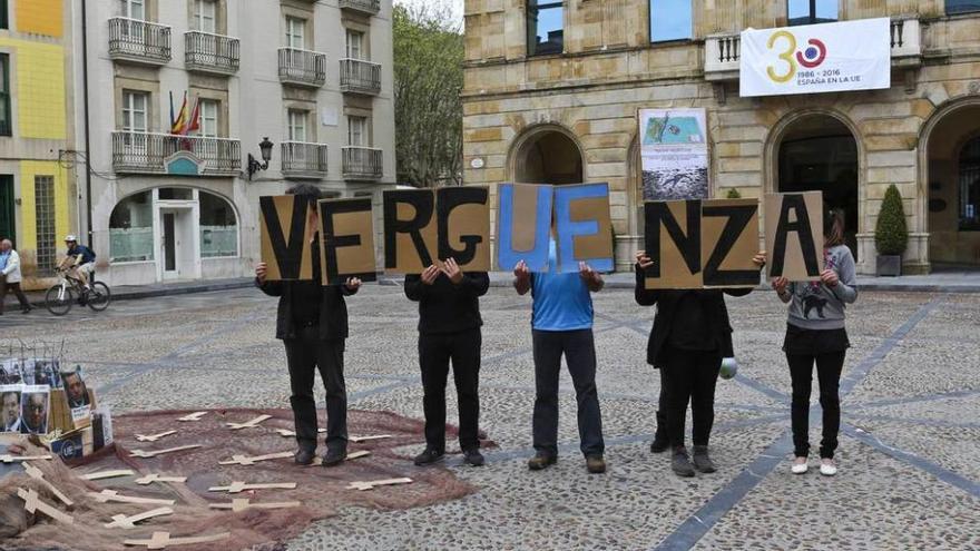 Protesta contra el tratado con Turquía delante de la Casa Consistorial con la pancarta de Europa en el balcón.