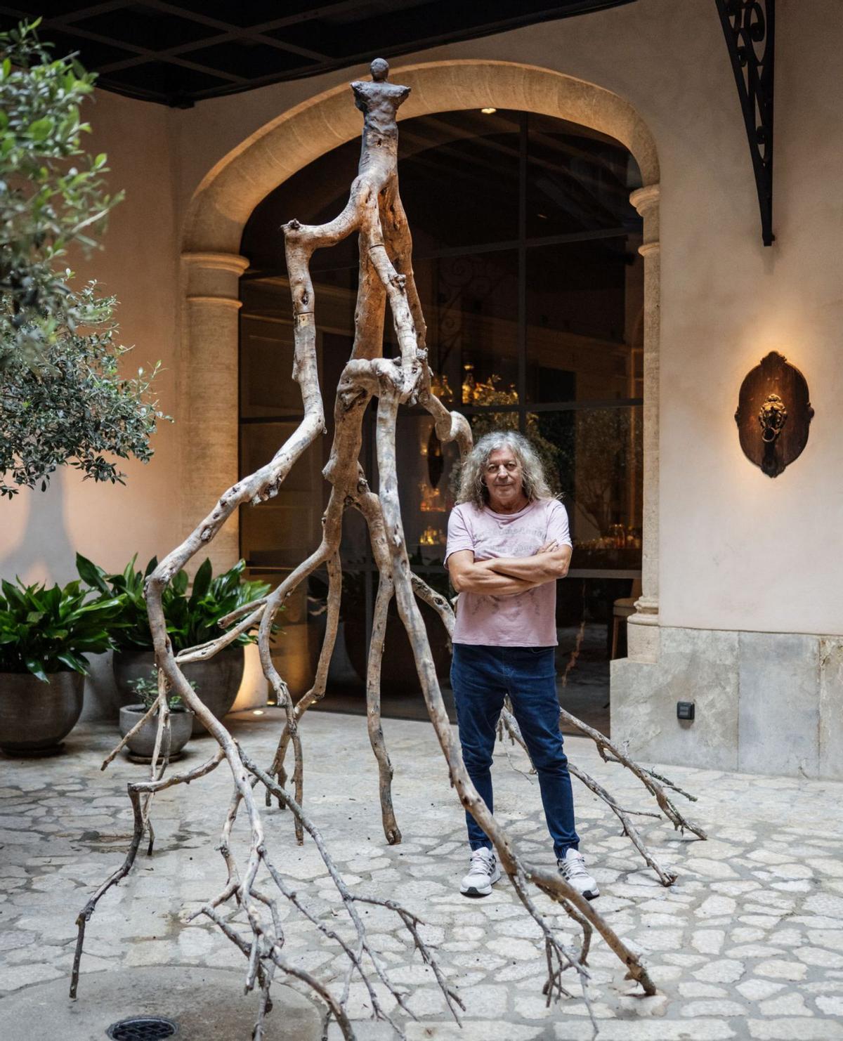 El artista, en el patio del Sant Francesc Hotel, donde muestra una selección de obras.