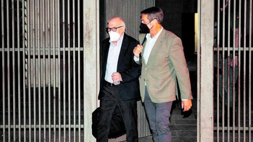 Uno de los detenidos, el empresario 
Federico Ferrando (izquierda), al quedar 
en libertad con cargos tras declarar ante la 
juez, junto a su abogado.  efe/biel aliño