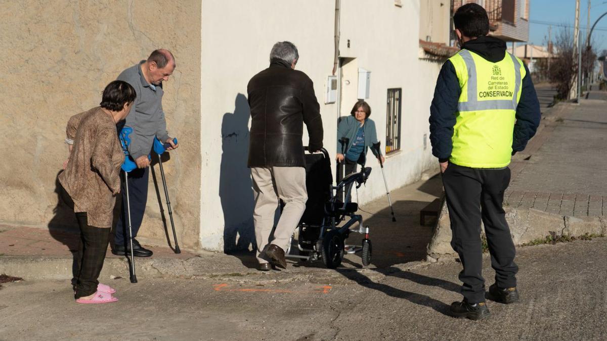 Un ingeniero de Fomento comprueba cómo pasa la silla de ruedas por el tramo de acera a adecuar. | J. L. Fernández