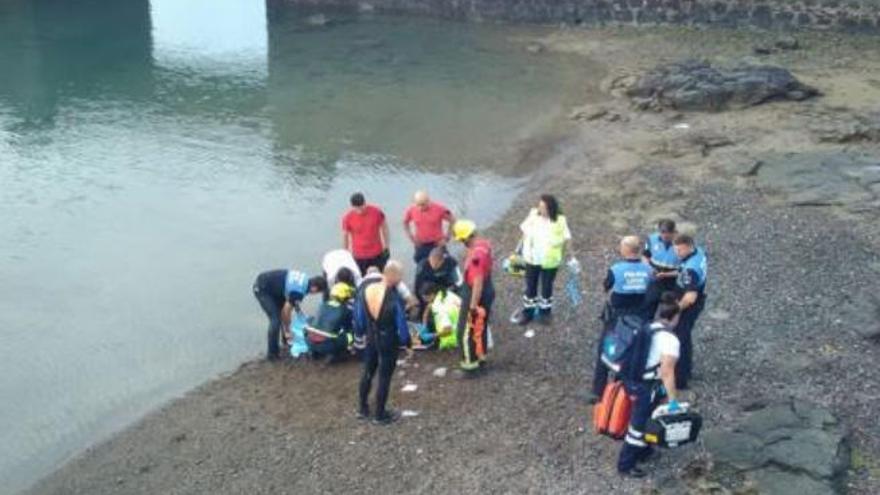 Los equipos de emergencias y de seguridad, junto al rescatado.