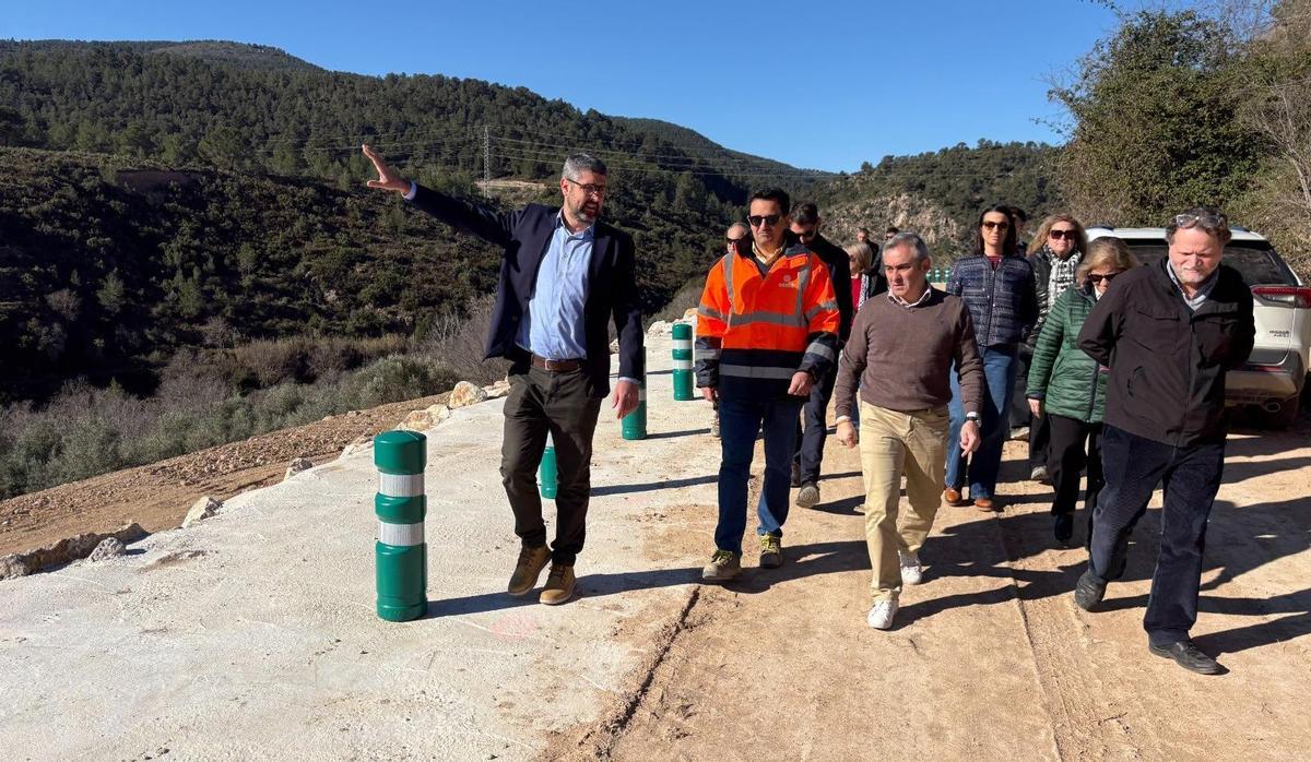 Miguel Barrachina ha visitado en Tuéjar el camino rural Acequia de Chelva, una conexión que quedó cortada tras la dana y que vuelve a estar operativa.
