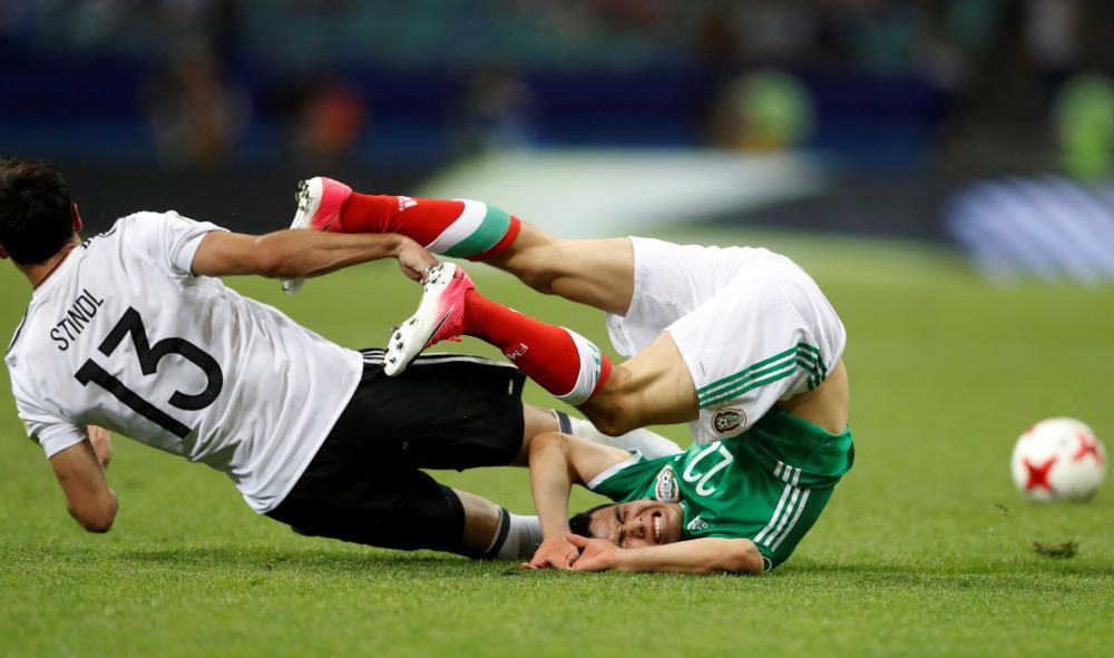 El mexicano Hirving Lozano cae al suelo en una acción con Lars Stindl en una de las semifinales de la Copa Confederaciones.