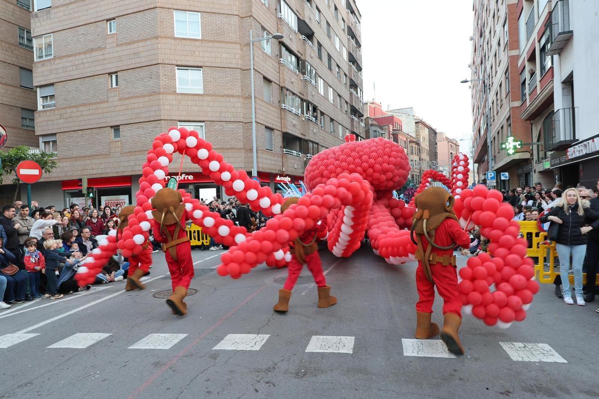 El pulpo de globos de siete metros de longitud ha sido una de las principales novedades del desfile de animación.