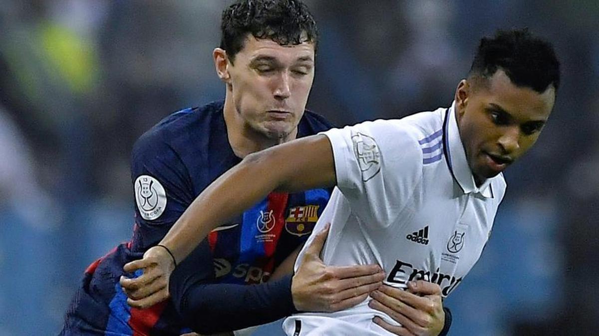 Christensen agarra a Rodrygo, lo que supuso una tarjeta amarilla.