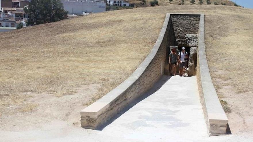 Turistas salen del dolmen de Viera.