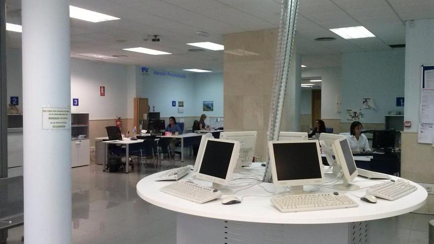 Espacio para el uso de Internet de desempleados en una oficina del Servicio Regional de Empleo y Formación de Murcia