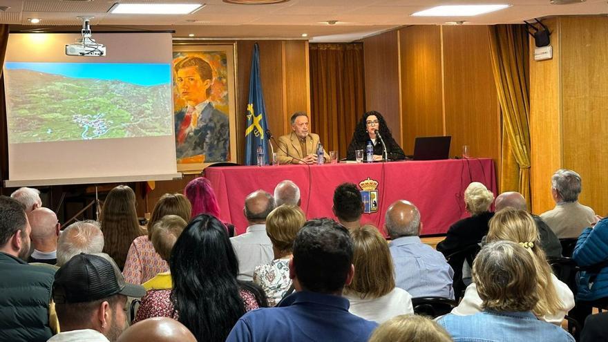 En la mesa, Vicente Menéndez, presidente del Centro Asturiano de Madrid, y Vanessa Gutiérrez. | LNE