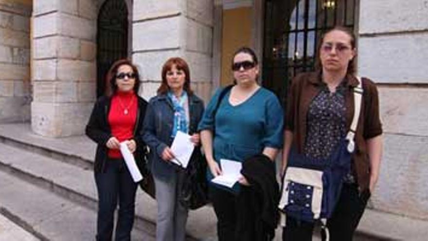 Limpiadoras de la bolsa protestan por ser &quot;utilizadas&quot; en el conflicto de los colegios de Badajoz