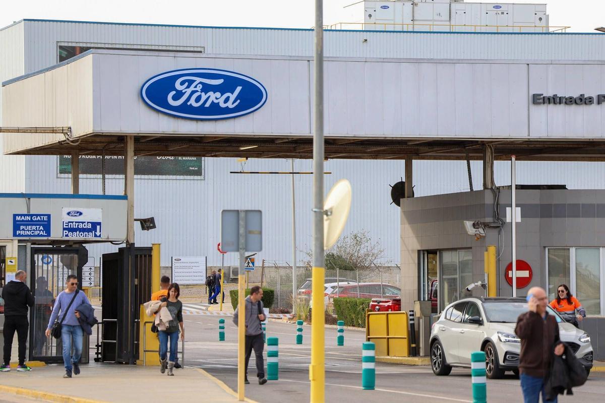 Trabajadores saliendo de la planta de Ford Almussafes, en una imagen de archivo.