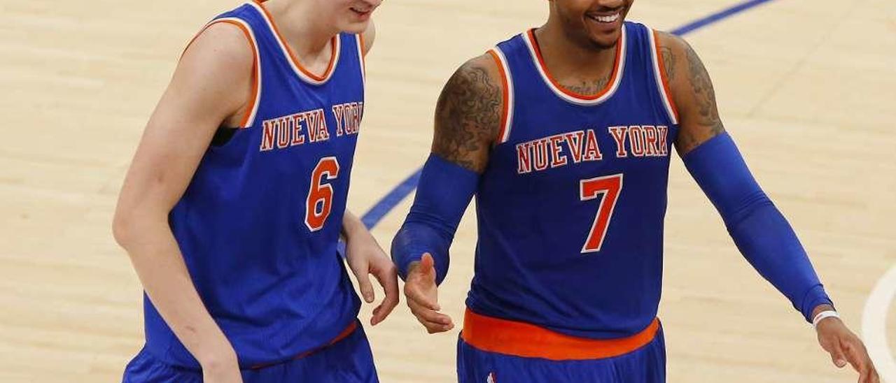 Porzingis y Anthony bromean en un partido con los Bulls . // Noah K. Murray