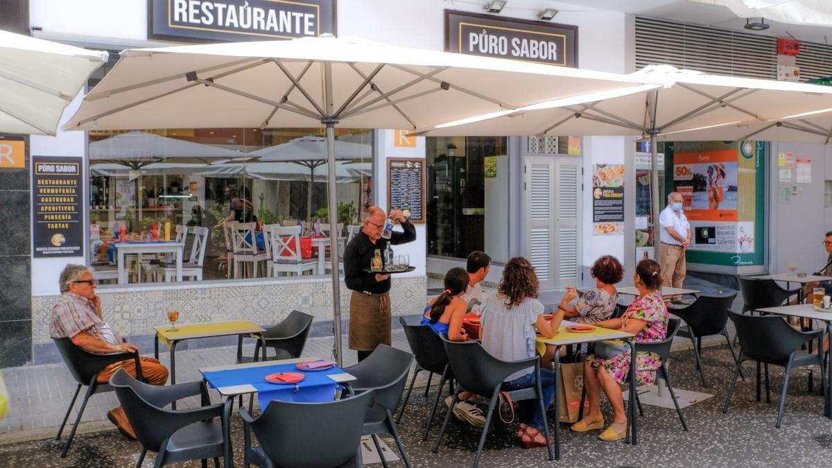 Algunos clientes en el exterior del Restaurante Puro Sabor, el primero de la isla en incorporar esta variante.