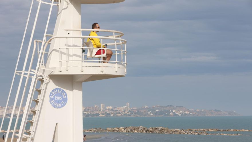 Cuarenta años de los ojos más atentos de las playas de Alicante