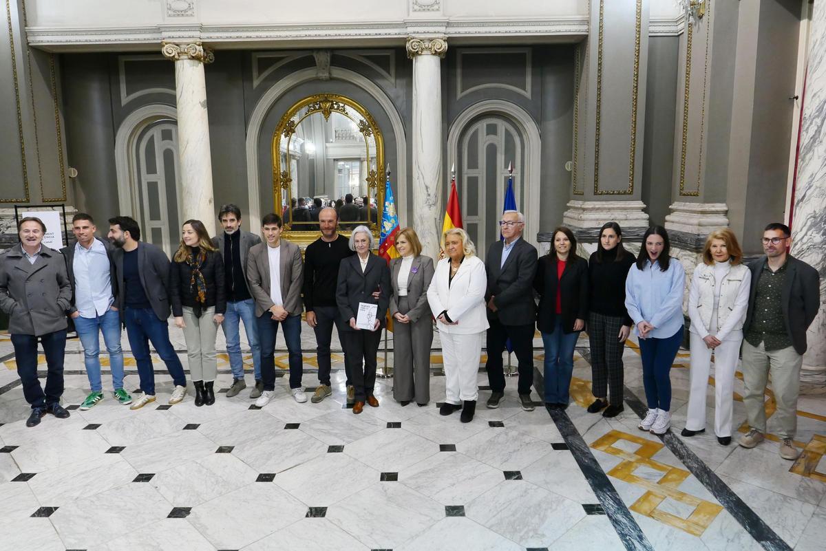 Júlia Blasco, con el libro, el hijo de Pérez Casado con Pilar Bernabé, Mª José Ferrer, Joan Ribó y concejales del PP, PSPV y Compromís.