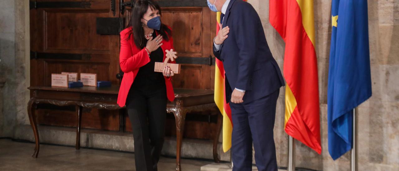 El presidente Puig entrega el galardón a la diputada Julia Parra.