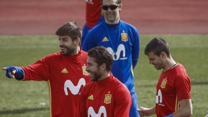 Lopetegui, Piqué y Ramos bromean, ayer, en el entrenamiento de la Roja.