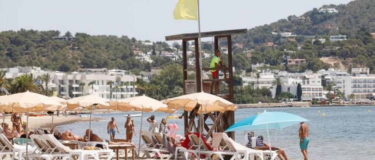 La bandera amarilla ondeó en Talamanca la pasada semana tras el vertido. | PABLO PAZ PADILLA