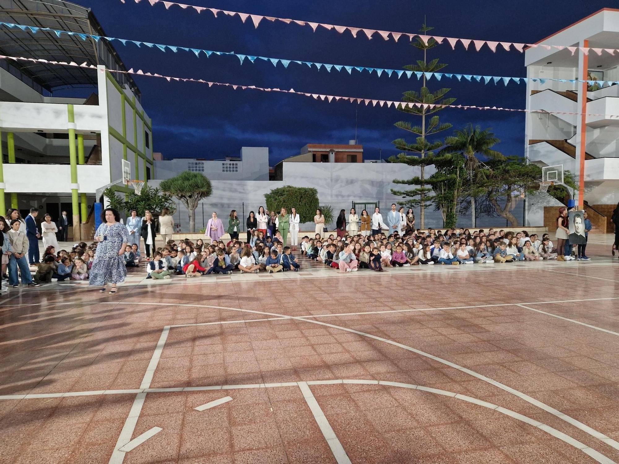 Procesión de la imagen de María Auxiliadora por las calles de San Gregorio, en Telde