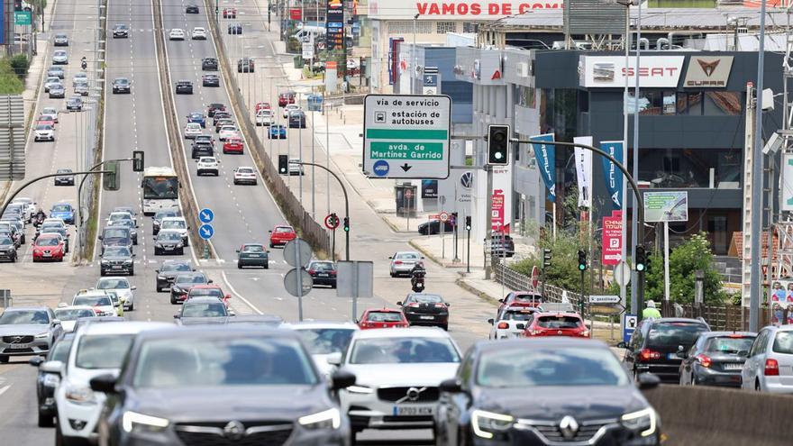 Vehículos circulandoesta semana por la avenida de Madridde Vigo.   | // MARTA G. BREA