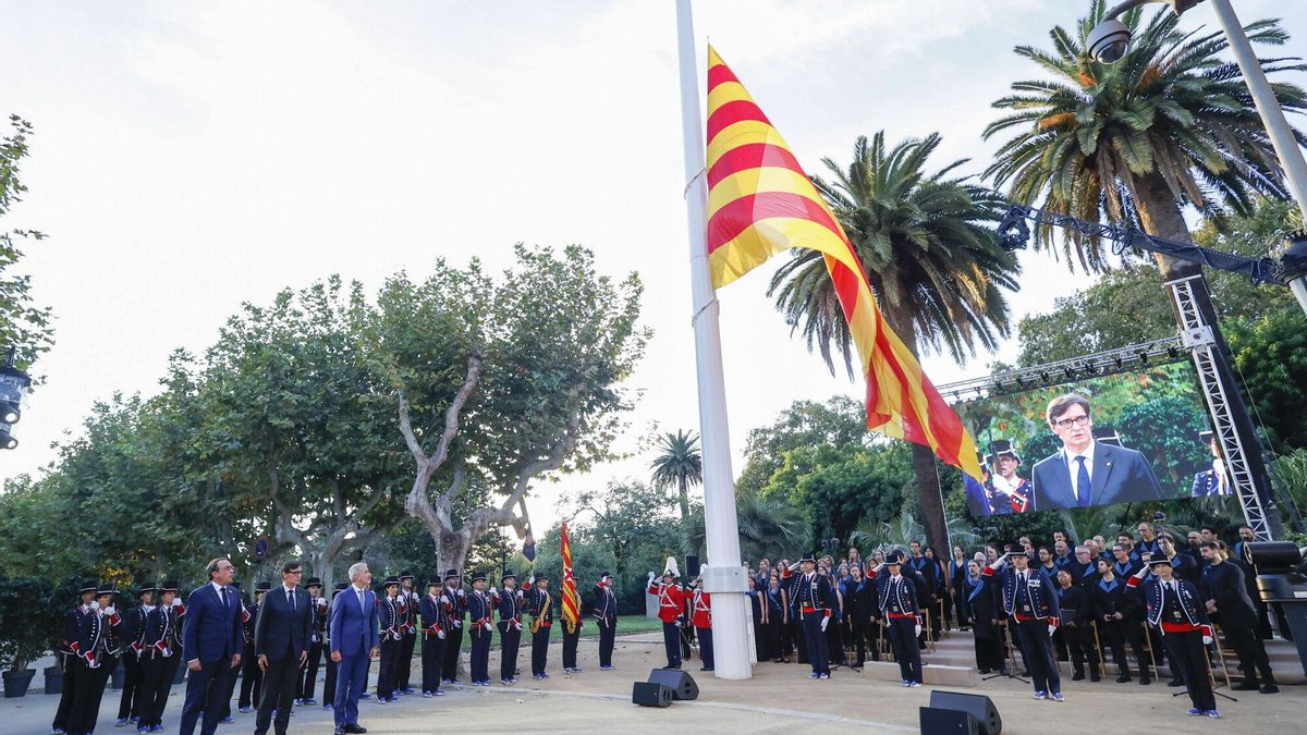 El Parlament iza una gran 'senyera' y une a la plana mayor de la política catalana en la vigilia de la Diada