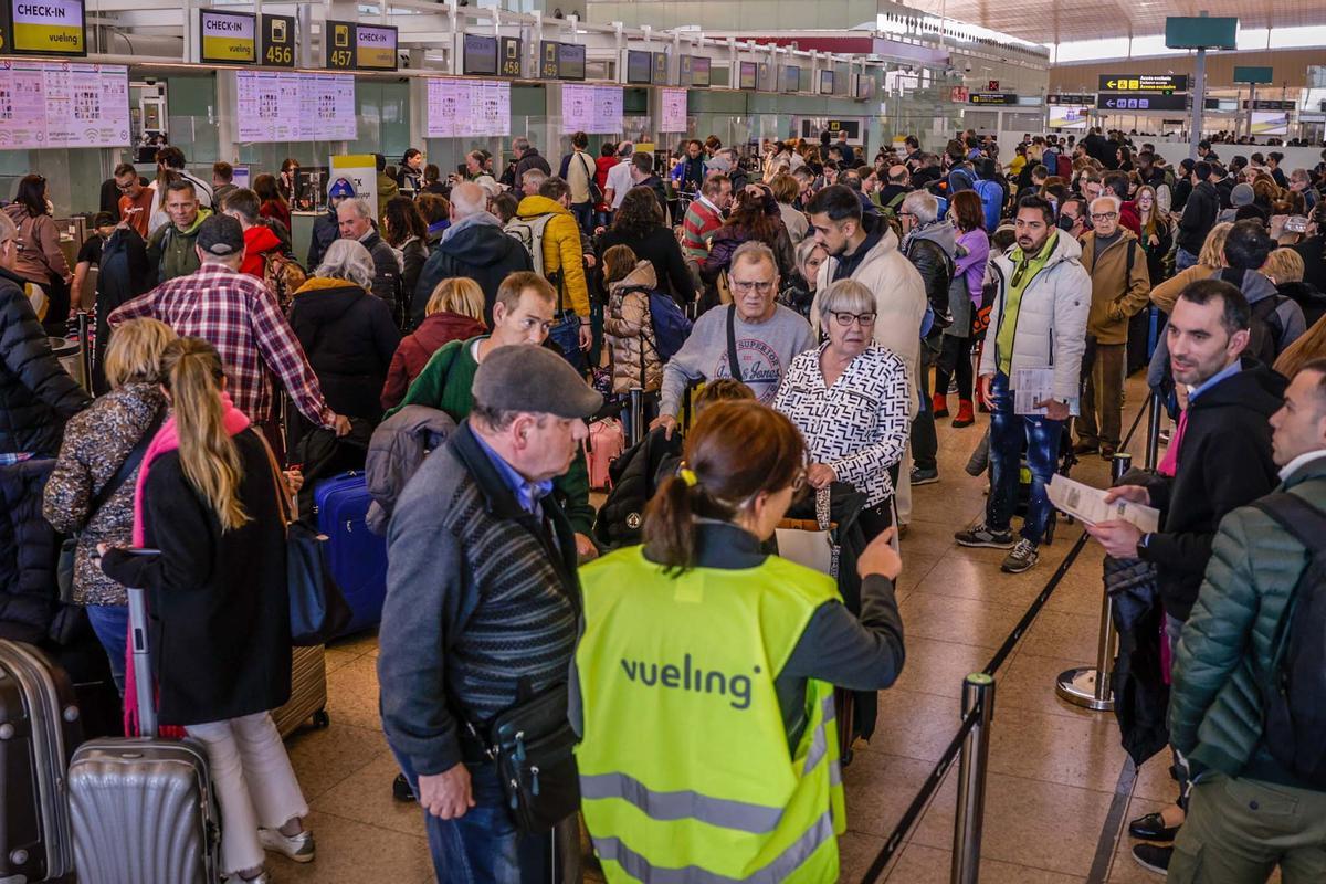 Importantes demoras en El Prats por la huelga de los trabajadores de handling de Iberia