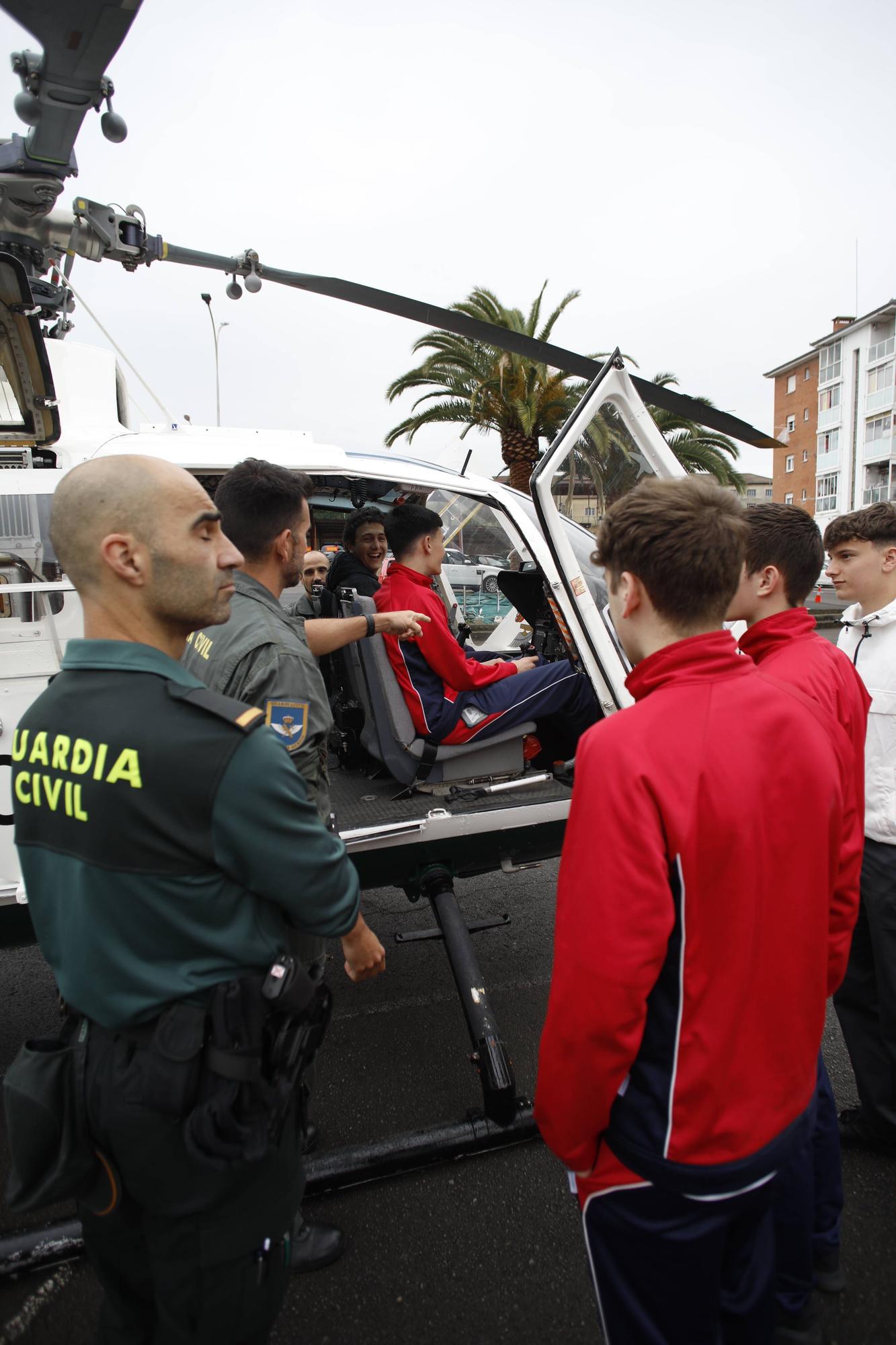 En imágenes: Los alumnos del Corazón de María de Gijón conocen cómo funciona cada unidad de la Guardia Civil