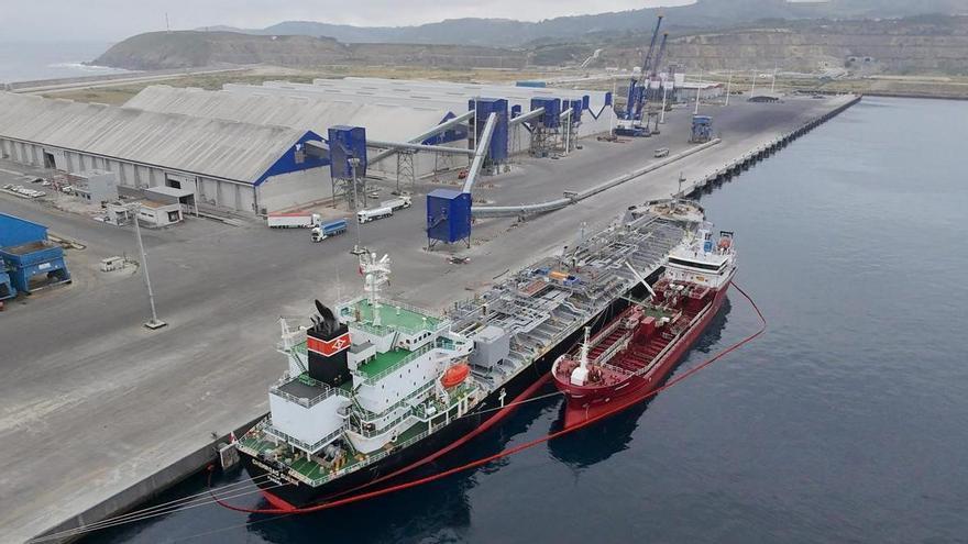 El puerto exterior de A Coruña acoge un trasvase de 3.700 toneladas de melaza de un barco a otro