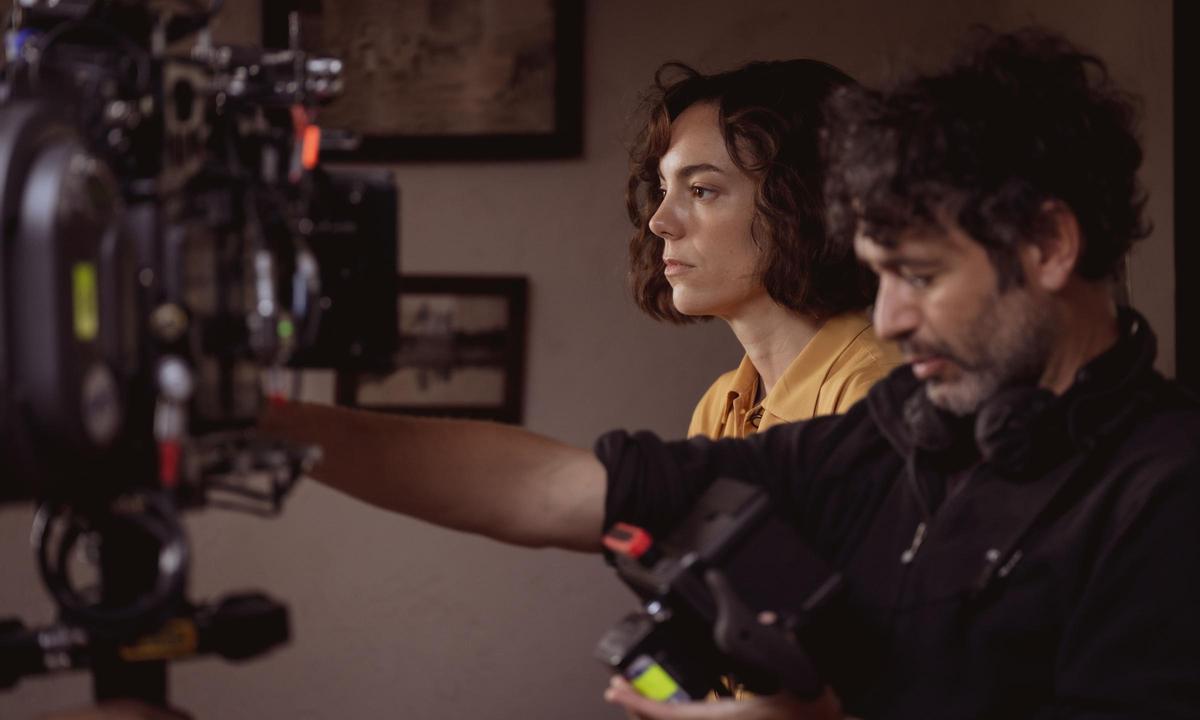 Victoria Luengo y Rodrigo Sorogoyen, durante el rodaje de 'El ser querido'.