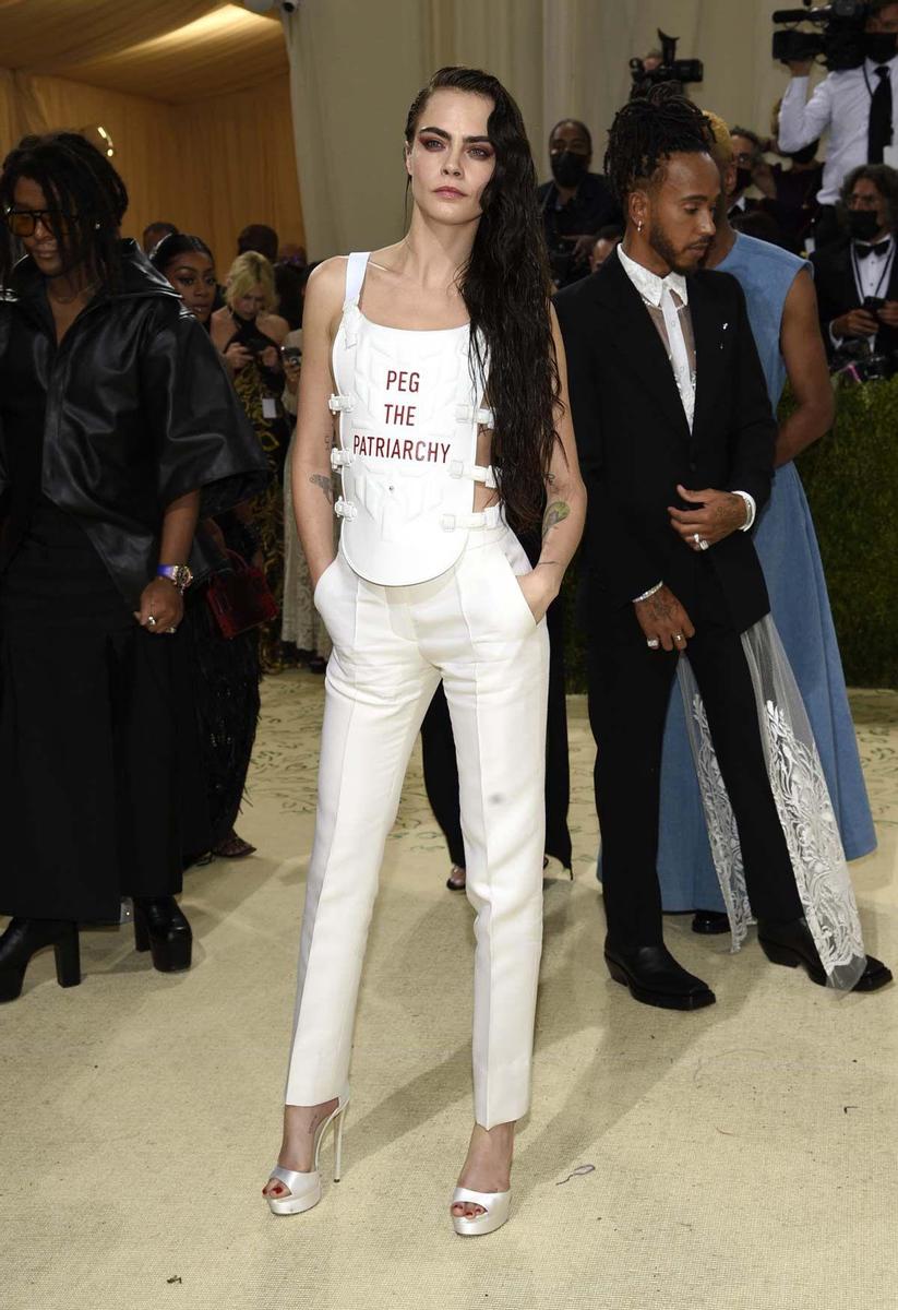 Cara Delevingne en la MET Gala 2021 con un top reivindicativo y la frase: 'Peg the patriarchy'