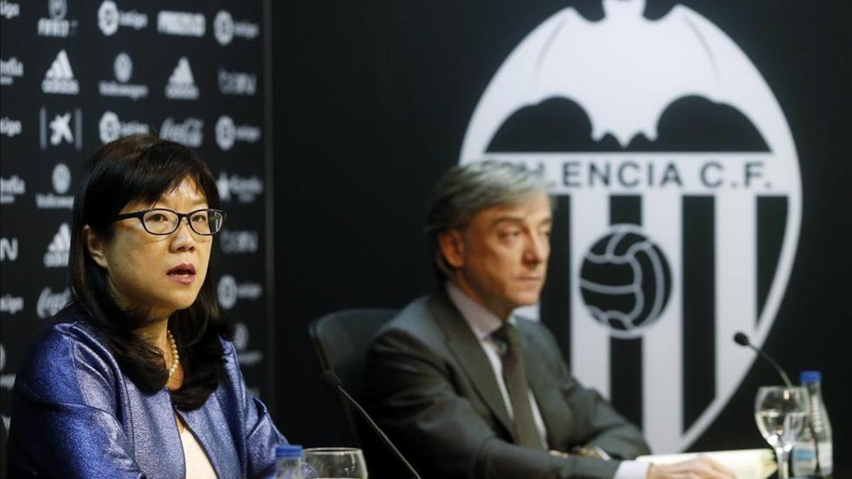 La presidenta del Valencia, Layhoon Chan y el director deportivo, Jesús García Pitarch durante la rueda de prensa