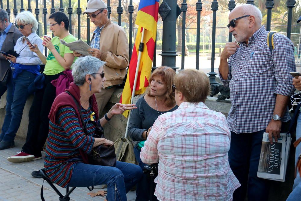 Centenars de persones es concentren als voltants del Parlament