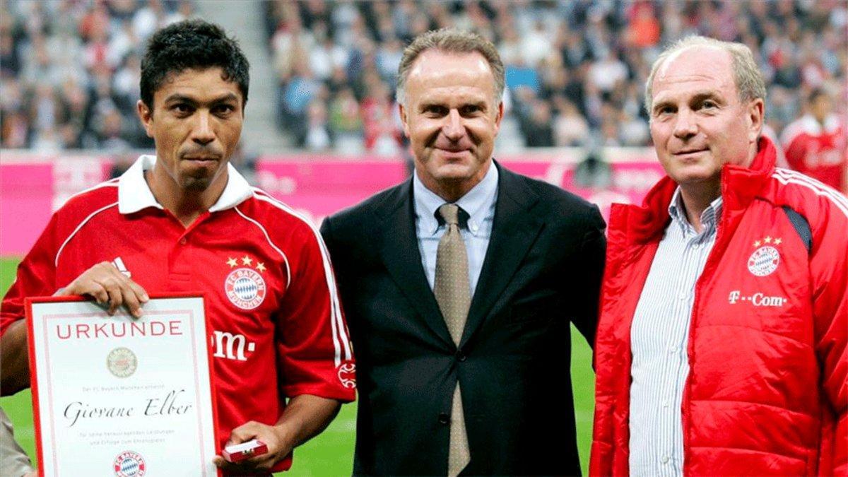 Élber, en una foto del año 2006 cuando fue homenajeado en el Bayern por Hoeness y Rummenigge