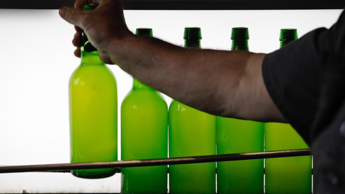 Botellas de sidra en un llagar de Villaviciosa.