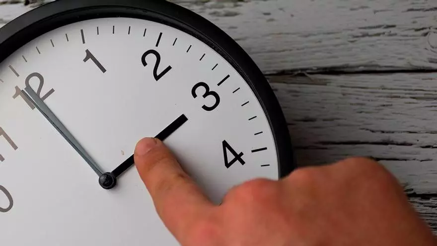 El BOE lo confirma: adiós el cambio de hora de 2025, que será distinto al de 2024 y así nos afecta