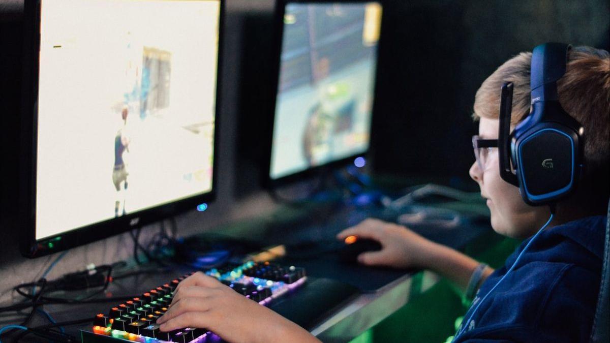 Un niño juega al Fortnite, videojuego desarrollado por Epic Games.