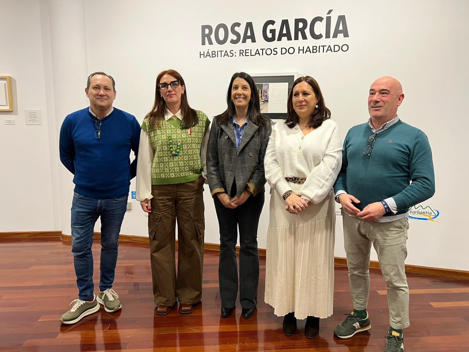 Rosa García, esquerda, coa alcaldesa, a deputada e directivos do Museo do Gravado.