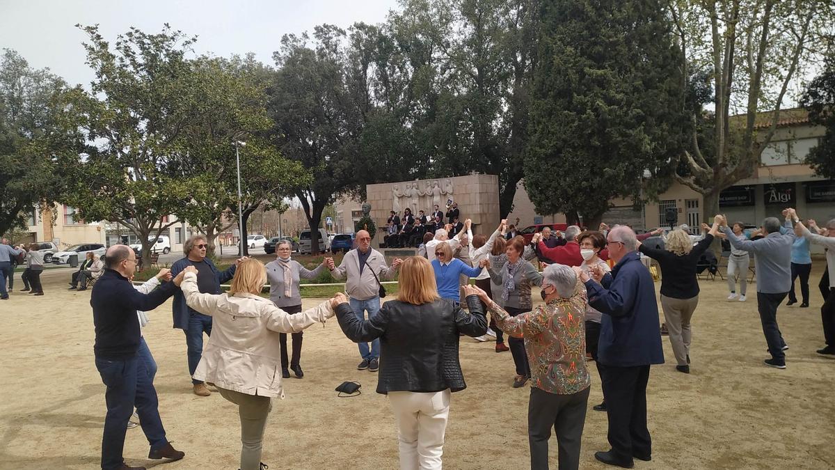 Sardanes a la plaça Josep Tarradellas en l'homenatge a Pep Ventura