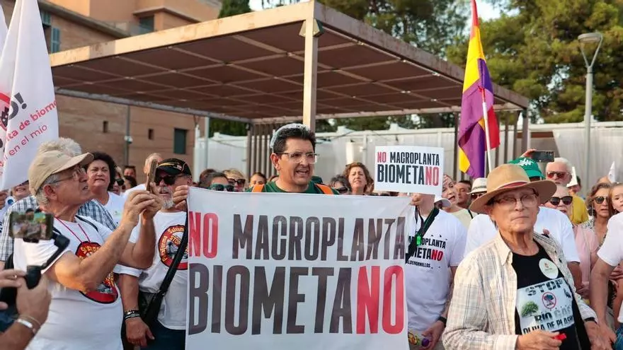 Video | Protestas a las puertas del Teatro Romano antes de la entrega de Medallas de Extremadura