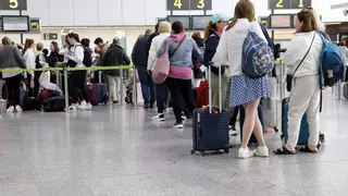 El aeropuerto de Santiago supera los usuarios de Alvedro y Peinador juntos pese a caer un 13,5 % en el primer semestre de 2025